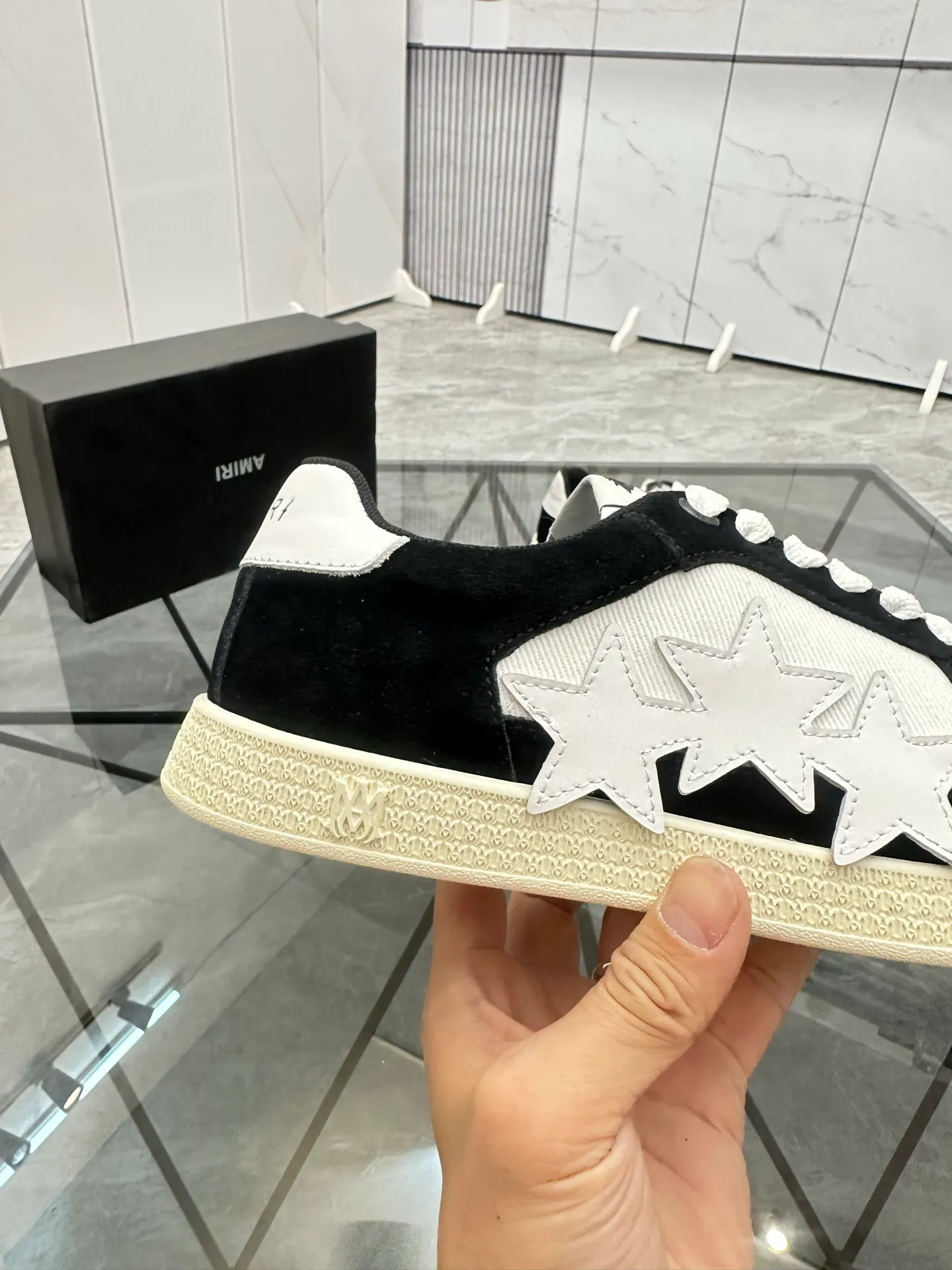 Men's shoes: 💰P420¥ Product trademark: AMIRI* "Amir*" low-top casual shoes Regular size: 38-45 (can be customized to 46) Product material: imported nubuck leather upper, breathable lining, original outsole. Number: 001